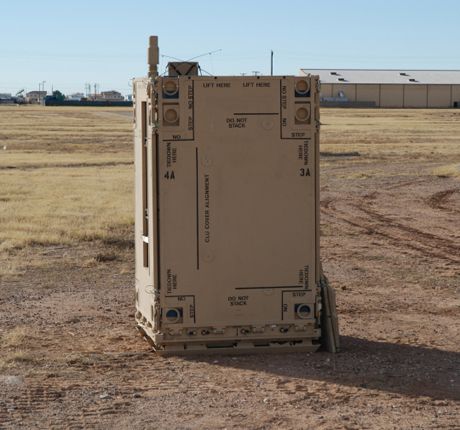　すべての兵器が一目で兵器とわかるわけではない。Spin Out 1で発表されたこの一見危険のなさそうな箱は、「XM501」非直接照準発射システム（NLOS-LS）だ。コンテナには、最大15発の誘導ミサイルと、内蔵型の戦術的射撃統制装置、リモートでの無人操作が可能なソフトウェアが収められている。