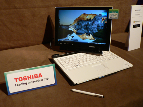 参考出品として展示された、東芝のタブレットノートPC「PORTEGE R400」。Ultimateを搭載している。展示PCのキーボードは英語キーボード。発売日は未定。