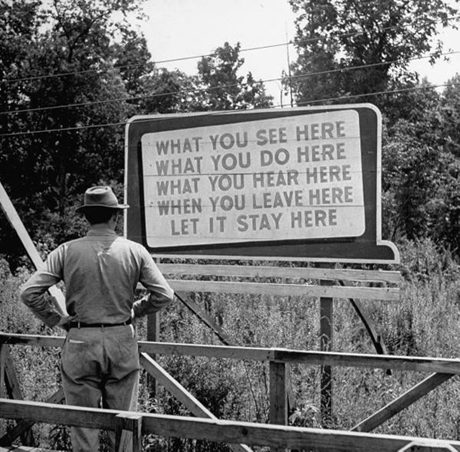 　テネシー州オークリッジにあるOak Ridge Facilityの看板。従業員に仕事内容を秘密にするよう警告している。同施設では、「マンハッタンプロジェクト」の一環として、原子爆弾を開発していた。1945年8月撮影。