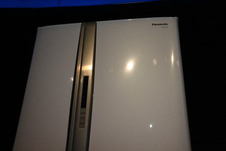 10月1日より順次発売されるトップユニット冷蔵庫「NR-3Tシリーズ」。「新鮮冷凍」機能を搭載し、3倍（同社比）の冷凍スピードで味を損なわず冷凍できるという。550Lの大容量モデルで27万円前後。