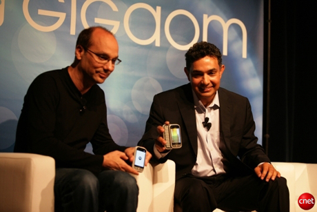 　CLIQを手にするJha氏とGoogleのモバイルプラットフォーム担当ディレクターAndy Rubin氏。