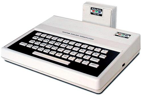 　Radio Shack TRS-80 MC-10：「TRS-80 MC-10」（MC＝Micro Color：マイクロカラー）は、1980年に発売された初代「TRS-80 Color Computer」の小型版だ。その理由はおそらく、低価格のシンプルなコンピュータが人気だったからだろう。MC-10には、Sinclairのほとんどのコンピュータに欠けていたもの、すなわちより優れたキーボードとカラーディスプレイが搭載されている。