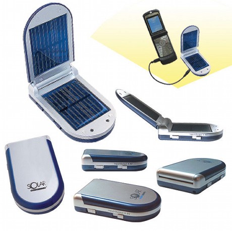 　Solar Style製の価格30.99ドルの充電器は、折りたたむと普通の携帯電話のように見える。しかし、それを開いて日光に当てると、接続された携帯電話への充電を開始する。Solar Styleは、充電する際に電気コンセントを探さなければならない携帯用パッテリパックの代替手段としてソーラー充電器を販売している。