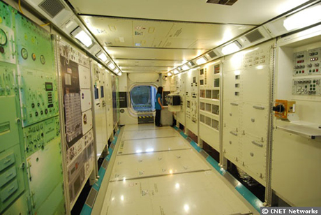　国際宇宙ステーションで行うミッションのシミュレーションに使われる訓練装置。国際宇宙ステーションを訪れるクルー全員が、準備の一環として、この訓練装置を使用している。