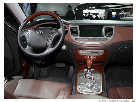 　現代自動車の2009年型Genesisの車内：現代自動車はGenesisに高級感の漂う内装を採用し、同社としては初めてナビゲーションシステムを搭載した。