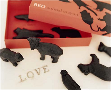 こちらも優秀作品の「Red animal crayon（レッドアニマルクレヨン）」。この黒いクレヨンは絶滅危惧の動物をかたどっており、赤と黒のパッケージによって、環境問題を子供たちに強く伝えようとしている。