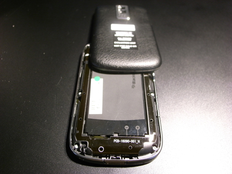 カバーをはずした、BlackBerry Boldの背面。簡単にバッテリ交換もできる。