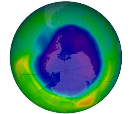 　人類は地球に影響を与えている。この画像は、オゾン層の様子を示している。青および紫の部分がオゾン層にできた穴。この画像は、NASAの人工衛星Auraからのデータを基にしている。