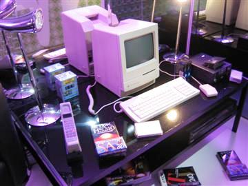 　次の写真は、「Apple Macintosh Classic II」コンピュータと初期のコードレス電話。1978年に初登場したTDKのVHSビデオカセットも一緒に添えられている。