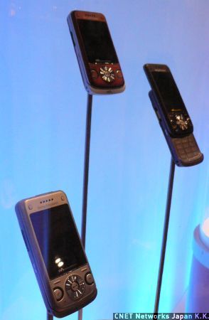 　Sony Ericssonは新端末3機種を発表。ウォークマンケータイ「W760」は、ゲーム機能が充実している点が最大の特徴。端末を横にして持ち、右のボタンがA／Bボタンとして機能する。また、モーションセンサーを搭載し、端末を動かしてゲームを操作できる。ハンドルのように動かして遊ぶレースゲームなどが提供されるという。