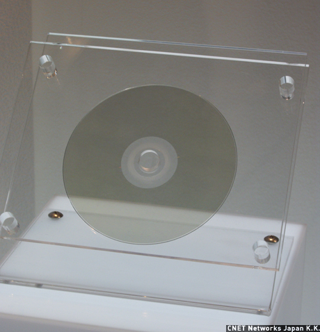 パイオニアブースでは、2008年7月に開発発表された多層型の光ディスク技術を参考展示。Blu-ray同様の25Gバイトの記録層を積層し、大容量記録ができるという。