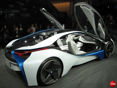 BMW Vision EfficientDynamics

　外形は、空気力学的効率を追及して設計されており、車体の上方に空気を流すことで抗力係数0.22を達成している。これは「プリウス」の0.25よりも優れている。車高が低いため、ガルウイングドアを採用することで、キャビンへの乗り降りを容易にしている。
