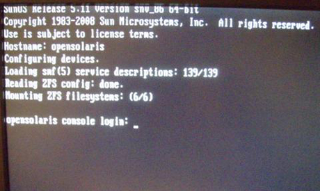 OpenSolaris カーネル起動メッセージ
　これは、OpenSolaris起動中のカーネル起動メッセージだ。見てのとおり、OpenSolarisにはデフォルトのファイルシステムとしてZetabyte File System（ZFS）がインストールされている。