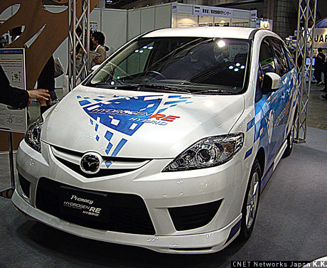 　マツダの水素ロータリーエンジン車「マツダ プレマシー ハイドロジェンREハイブリッド」。水素でもガソリンでも走行できるデュアルフューエルシステムを搭載しているという。2009年から国内でのリース販売を開始予定とのこと。