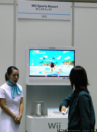 　スポーツゲーム「Wii Sports」の続編として登場する「Wii Sports Resort」。Wiiリモコンの位置をより正確に検知する周辺機器「Wiiモーションプラス」をリモコンに付けて遊ぶ。2009年春発売予定。