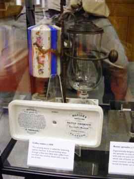 　初期のコーヒーメーカーである1850年製のバランス式サイフォンマシン。