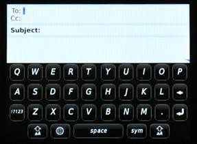 　フルキーボードを使用したいときは、BlackBerry Stormを90度傾けるだけで、QWERTYキーボードに切り替わる。