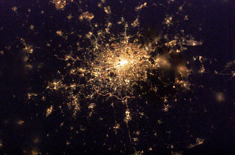 　ISSから見た「わが家の光」。この写真は、現地時間2003年2月4日午後7時22分を少し過ぎたロンドンを写したものである（写真の上が北）。NASAによれば、この写真のぼやけた部分はロンドン近郊の小さな都市上空にある薄い雲か霧だろうとのことである。この写真（No. ISS006-E-22939）は、NASAのウェブサイトにある「Gateway to Astronaut Photography of Earth」に掲載されている。