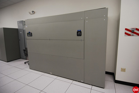 　オークリッジ国立研究所のメインスーパーコンピュータ室には、これら大規模冷却システムのうち、約30台が設置されている。研究所の冷却能力は、夏、大都市にある4つのショッピングモールを快適に冷却できるほどだという。