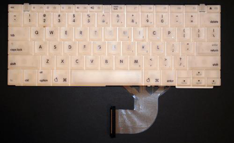 　このiBookのキーボードの写真では、キーボードをシステムボードに接続するデータケーブルが底部に見える。