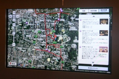 このGoogleマップは東山花灯路向けにカスタマイズされている。タッチパネルで道順や催し物などを検索できる。