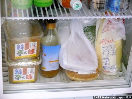 飲み物用冷蔵庫の一番下の段には、おそらく「れいこん流豚汁」に使われたであろう、マルコメの味噌が入っていた。