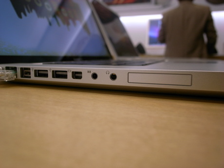 新しいMacBook Proの左側面