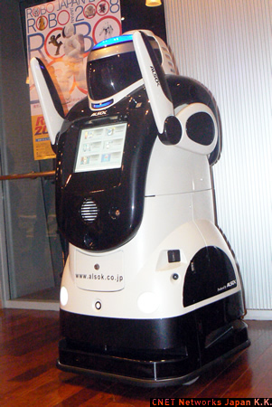 　総合警備保障の監視ロボット「リボーグQ」。発表会の会場でも記者を誘導していた。