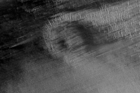 　NASAは「SHARADの興味深い機能」としているが、「不気味なくらいだ」と言う人もいるかもしれない。

　ところで、SHARADとは「shallow subsurface radar（浅部地表下レーダー）」の略だ。HiRISE カメラとともにMars Reconnaissance Orbiterに搭載されている6つの科学機器の1つであり、15〜25 MHzの周波数帯のレーダー波を最大1kmまで火星の地殻に浸透させ、液状または凍った水を探索する。SHARADの画像がなぜHiRISEの画像に含まれているかは分からないが、ともかくこの画像は気に入っている。