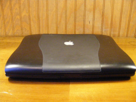 　Appleは2008年に入って「MacBook Air」を発売したが、同製品とそれ以前の製品と比べるとどうなるか？「PowerBook G3」（Pismo/Firewire）は2000年に発売され、G3シリーズとしては、唯一Firewireを搭載していた。CNET News.comの姉妹サイトであるTechRepublicがそのPismoを分解した。ここでは、その分解の様子を、MacBook Airと一部比べながら見てみよう。画像は分解前の状態。