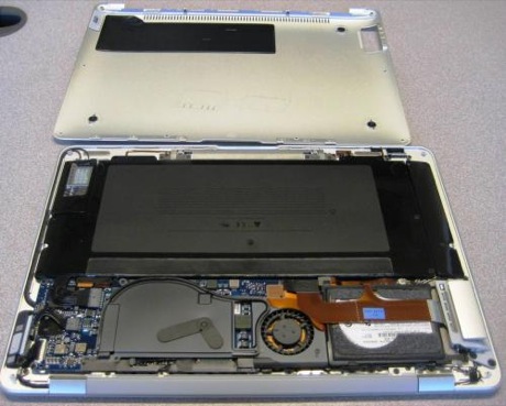 　本体の底面カバーをはずしたところ、MacBook Airの内部があらわになった。