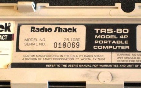 　写真のTRS80 Model 4Pには、正式なモデル型番とシリアルナンバーが付いている。