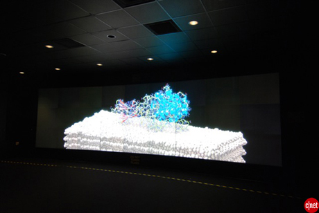 　オークリッジ国立研究所のスーパーコンピュータ施設の近くには、「Everest」（Exploratory Visualization Environment for Research in Science and Technology）という名前で知られる巨大ディスプレイがある。27台のプロジェクタが使われているEverestでは、視覚化された複雑な科学データを約3500万ピクセルで見ることができる。

　たとえば、この写真では、セルラーゼと呼ばれる酵素とその下にあるセルロースの反応による複雑なバイオ燃料の問題が視覚化されている。視覚化システムの概念は、科学者に研究中のデータを確認できる最善の方法を提供することだ。