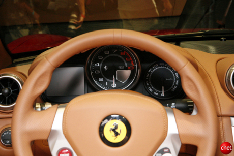 　Ferrarisの他の車同様、タコメーターは最も目立つ場所にあり、速度計が右側にある。Californiaには、ユーザー設定可能なLCDが左側にある。LCDには、走行に関する情報、車の設定、タイヤの気圧等が表示される。