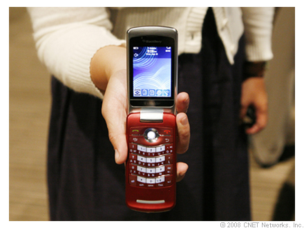 　噂になっていた「BlackBerry Thunder」にばかり気をとられてはならない。Research In Motion（RIM）は米国時間9月9日、BlackBerryシリーズにとって初めての折りたたみ式デザインモデル「BlackBerry Pearl Flip 8220」を発表した。BlackBerry OS 4.6、Wi-Fi、SureTypeキーボードを搭載。色は赤と黒の2種類。発売は今秋の予定で、米国では、T-Mobileが最初のキャリアになるという。