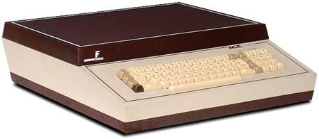 　Franklin Ace 100：Apple IIシリーズのコンピュータは非常に人気があった。人気があまりにも高かったため、ほかのコンピュータ会社がAppleのデザインをベースにした「クローン」コンピュータを発売していたほどだ。

　「Franklin Ace 100」は、初代Apple IIコンピュータのクローンの1つだ。