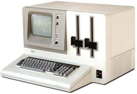 　IBM 5110 model 3：1980年の発売時、IBMで最も低価格だったコンピュータがこれだ。同時にこれまでで最も重いデスクトップコンピュータでもあり、105ポンド（約48kg）もあった。