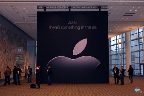 　サンフランシスコにあるモスコーンセンターのロビーに飾ってあるポスター。Apple最高経営責任者（CEO）Steve Jobs氏によるMacworldの基調講演で中心となる発表内容をほのめかしている。新型の超薄型ラップトップ「MacBook Air」だ。