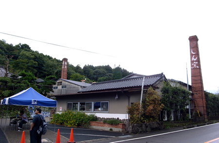 　続いての目的地は佐賀県有田にある窯元「しん窯」。ここはコロプラと組んで、コロニーな生活☆PLUS内で「スポンサーお土産」というアイテムを提供している。スポンサーお土産とは、しん窯で商品を購入するともらえるゲーム内の特別なアイテムだ。