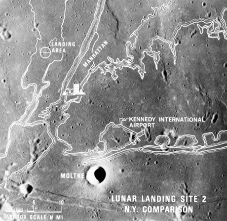 　地理的な比較のために、月面の画像にニューヨーク市周辺の地図を重ねたもの。Apollo 11号が着陸する可能性がある地点は3カ所あった。Apollo 11号は予定どおり7月16日に打ち上げられたため、静かの海の南西部に着陸した。