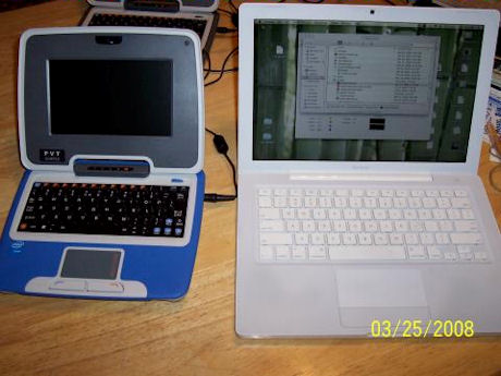 　7インチ型ディスプレイの第2世代Classmate PCと、MacBook。