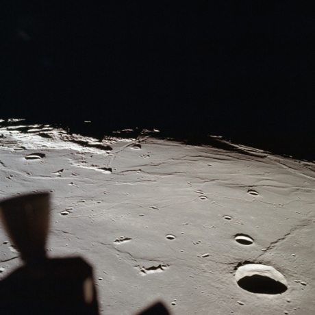 　7月20日に静かの海の南西部を写したこの写真には、司令機械船の影が写っており、それにドッキングされた月着陸船の影はちょうど画像の下端で途切れて見えない。上部の中央左寄りには、ヒュパティアリルと呼ばれる海溝に似た直線状の地形が見え、そのすぐ右にはクレーターモルトケ（コードネーム「Chuck Hole」、前ページのニューヨーク地図と重ねた画像にも写っている）が見える。