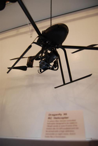 「Draganfly X6」RCヘリコプター
 
　カーボンファイバ製のリモコンヘリコプター。時速18マイル（約28.9km）の風の中でも、モーターがいくつか故障しても安定するよう設計されている。GPSに対応し、高解像度のカムコーダや暗視カメラを搭載可能。加えて、見た目が不気味だ。