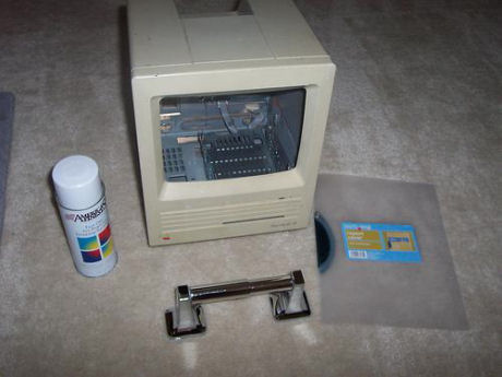 　私の同僚の1人が、古い「Atari 800XL」と「Macintosh SE」の筐体を手放そうとしていた。「Mini-ITX」フォームファクタのマザーボードでコンピュータを自作するつもりだったが、うまくいかなかったのだ。そこで、いつも何かと理由を作っては機械いじりをしたがる私は、同僚から筐体を引き取ることに決めた。Macintosh SEの筐体を見た途端、私はこれに絶好の使い道があることに気付いた。そこで週末、ホームセンターのHome Depotでいくつか必要なものを買い込み、Appleのデザインを生かした、ワイヤレスでポータブルなトイレットペーパーホルダー、「iWipe」の製作に取りかかった。出来上がるまでにかかった時間は2、3時間、費用はおよそ15ドルだった。