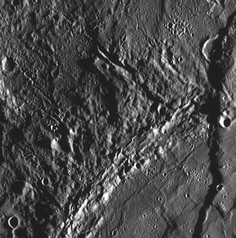 　Messengerが2008年1月に水星へ初めて接近した際に撮影した最も興味深い特徴の1つは、数百kmにも及ぶ崖（急斜面）だった。