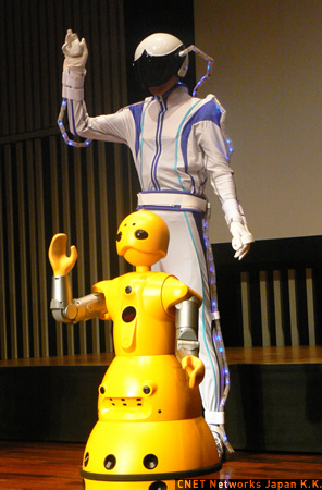 　三菱重工業が開発した「wakamaru」は、人と同じ操作をするように進化。専用の操作機器を使って思い通りに動かすことができるといい、ROBO_JAPAN 2008では来場者が実際に体験できるとのことだ。