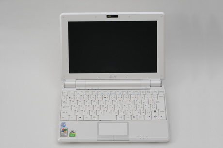 　ASUSのEeePCシリーズのラインアップはSSDモデルが主になるが、現時点で唯一と言っていいハードディスク（HDD）搭載モデルがある。それが「Eee PC 1000H-X」だ。160GバイトのHDDを搭載、画面もキーボードも大きくなり、まさに普通のノートPCを使っている感覚だ。実売価格は5万9800円前後となっている。


　Eee PC 1000H-Xの特長はHDD搭載であることだ。また、10型ワイド液晶搭載、17.5mmピッチのゆったりとしたキーボード、長時間利用が可能な大容量バッテリを搭載している。CPUがAtom N270であり、多くの競合製品と変わらないようにも思えるが、バッテリで利用できる時間がカタログ値で約6.9時間、実際には3〜4時間は楽に使えるため、使い勝手という点で他を一歩リードしている。


　反面、全体的な大型化はマイナス要素かもしれない。1450gというNetbook最大級の重量と厚みは、他のNetbookと比べると、持ち歩きを躊躇してしまいそうだ。しかし、それでもノートPC全体からみれば軽量級で、逆に言えば欠点はその程度だろうか。


　大きさや重さという点では、これまでのNetbookに期待する点から外れているかもしれないが、一般的なノートPCに限りなく近いNetbookといえ、多くの人が使いこなしやすい機種と言えるだろう。

　写真は、Eee PC 1000H-X。