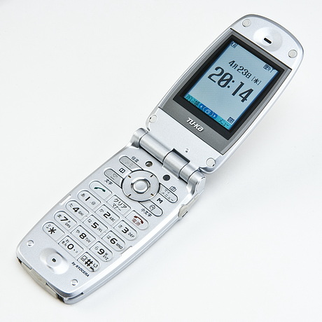写真は、31万画素のCMOSカメラを内蔵した「TK31」。KYOCERA製。2003年10月発売。スペック詳細はこちらから。