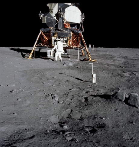 　Aldrin氏が月面で使用するための調査機材を月着陸船から取り出しているところ。右手前に見える小さな物体は、35mmのステレオクローズアップカメラ。（この写真の撮影には70mmのカメラが使用された。月面でのApollo 11号の宇宙飛行士の写真はほとんどがAldrin氏を写したものだ。というのは、2時間半の月面での船外活動の間、Armstrong氏がカメラを扱う立場であることが多かったからだ。）