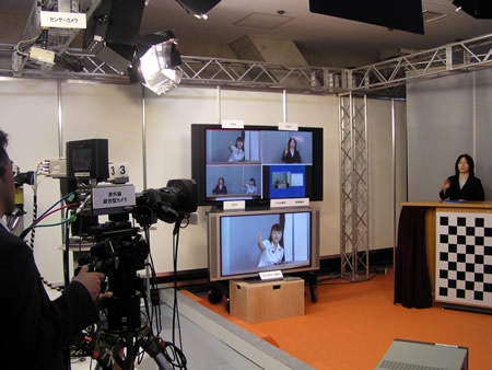 　高度なスタジオ番組制作技術も紹介されていた。スタジオ内の状況やスイッチングなどの情報をもとに自動で撮影するロボットカメラ、高精度でリアルタイムな合成を可能とする映像合成システムなどがあった。
